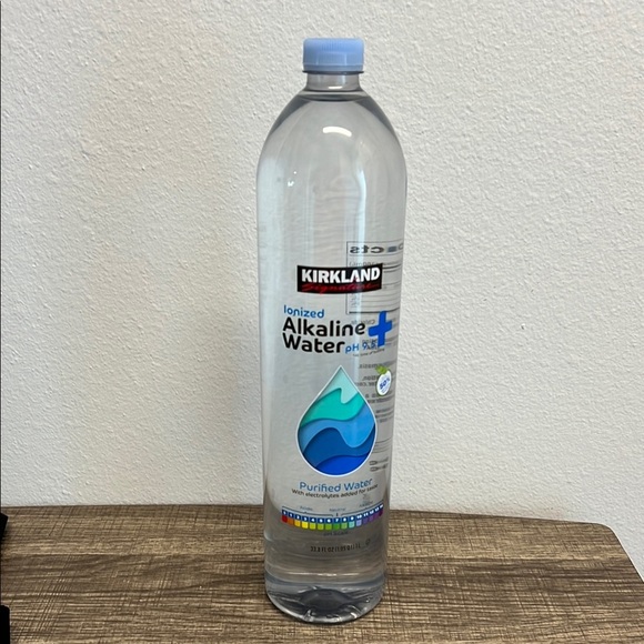 Wilo The Label Black Hydration Bag with Cell Phone/Keys Pocket - Picture 13 of 13